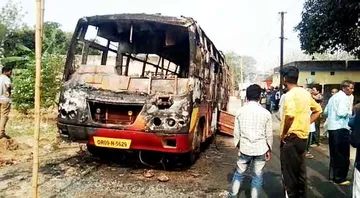 ବରଯାତ୍ରୀ ବସ୍‌ରେ ଲାଗିଗଲା ନିଆଁ: ଜୀଅନ୍ତା ଜଳିଗଲେ ଯୁବକ