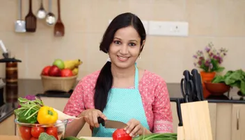 Household Tips: ଆସନ୍ତୁ ଜାଣିବା, ଗୃହିଣୀଙ୍କ ପାଇଁ ୧୦ଟି ଘରକରଣା ଟିପ୍ସ