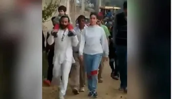 ବାପାଙ୍କ କାନ୍ଧରେ ବସି ବୁଲିଲେ ତୈମୁର୍‌, ଭାଇରାଲ୍‌ ହେଲା ଭିଡ଼ିଓ