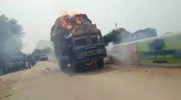 କପା ବୋଝେଇ ଟ୍ରକ୍‌ରେ ଲାଗିଗଲା ନିଆଁ