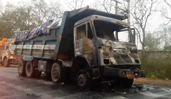 ରାସ୍ତା ଉପରେ ଜଳିଗଲା ଟ୍ରକ୍‌; ଅଳ୍ପକେ ବର୍ତ୍ତିଗଲେ ଡ୍ରାଇଭର