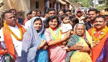 ଘର ଘର ବୁଲି ପ୍ରଚାର କରୁଛନ୍ତି ଅପରାଜିତା, ଦେଖନ୍ତୁ ଫଟୋ