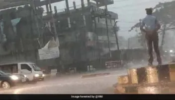 ମୂଷଳଧାରା ବର୍ଷାରେ ବି ନିଜ କର୍ତ୍ତବ୍ୟ ଭୁଲିନାହାନ୍ତି ଏହି ଟ୍ରାଫିକ୍‌ ପୁଲିସ୍‌,  ଭାଇରାଲ୍‌ ହେଉଛି ଭିଡ଼ିଓ