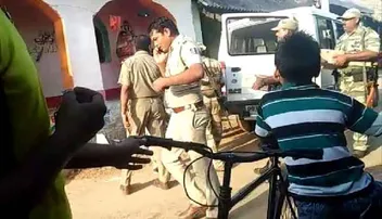 ସରପଞ୍ଚଙ୍କ ବାଡ଼ି ପଛପଟୁ ୪ ପେଟି ମଦ ଜବତ