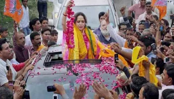 ସିନେମାରେ ଯେତିକି ସଫଳ ରାଜନୀତିରେ ବି କିଛି କମ୍‌ ନୁହନ୍ତି ବଲିଉଡ୍‌ ସେଲିବ୍ରିଟି