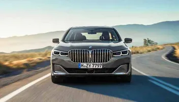 BMWରେ ତେଲ ପକାଇବା ପାଇଁ ଚୋରି କରୁଥିଲେ କୁକୁଡ଼ା, ବତକ