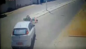 ୧୦ ସେକେଣ୍ଡରେ ଦୁଇଟି ଦୁର୍ଘଟଣା; ନିଶ୍ଚିତ ମୃତ୍ୟୁରୁ ରକ୍ଷା କଲା ହେଲ୍‌ମେଟ୍‌