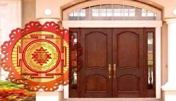 ଘରର ମୁଖ୍ୟ ଦ୍ୱାରରେ ଲଗାନ୍ତୁ ଏହି ସବୁ ଚିହ୍ନ, ଆର୍ଥିକ ସ୍ଥିତିରେ ହେବ ଉନ୍ନତି