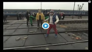 ଚଳନ୍ତା ଟ୍ରେନ୍‌ ଆଗରେ ଚେୟାର୍‌ ପକାଇ ବସିଲେ ଯୁବକ