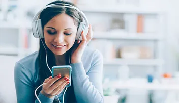 ଅଧିକ ସମୟ ଇଅରଫୋନ୍‌ ବ୍ୟବହାର କରୁଛନ୍ତି କି? ରୁହନ୍ତୁ ସାବଧାନ !