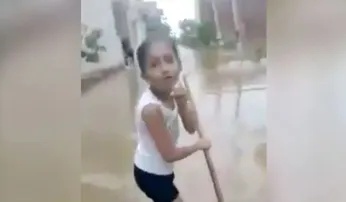 ବର୍ଷା ପାଣିରେ ପଶି ଲାଇଭ୍‌ ରିପୋର୍ଟିଂ କଲେ ସ୍କୁଲ୍‌ ଛାତ୍ରୀ, ଦେଖନ୍ତୁ ଭିଡିଓ