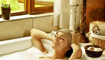 ଲୁଣ ପାଣିରେ ଗାଧୋଇଲେ ମିଳେ ୫ଟି ଫାଇଦା