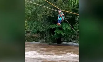 ବନ୍ୟାର ତାଣ୍ଡବ: ରଶିରେ ଝୁଲି ନଦୀ ପାର ହେଲେ ଗର୍ଭବତୀ