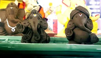 ପ୍ରାକୃତିକ ଜିନିଷ ତିଆରି ମୂର୍ତ୍ତି କିଣି ପାଳନ୍ତୁ ଇକୋ-ଫ୍ରେଣ୍ଡଲି ଗଣେଶ ପୂଜା