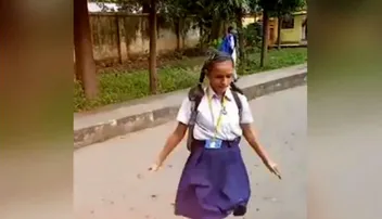 ଭାଇରାଲ୍‌ ହେଲା ସ୍କୁଲ୍‌ ପିଲାଙ୍କ ଷ୍ଟଣ୍ଟ୍‌ ଭିଡିଓ: ଲେକେ କହିଲେ ଏମାନଙ୍କୁ ଅଲିମ୍ପିକ୍‌ ପଠାଅ