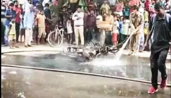 ଫାଇନ୍‌ ପଡ଼ିଲା ବୋଲି ବାଇକ୍‌ରେ ନିଆଁ ଲଗାଇ ଦେଲେ ଯୁବକ