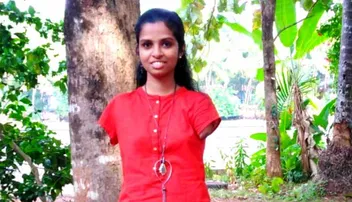 ହାତ ନଥାଇ ବି ଲେଖିବାରେ ମାହିର ଦେବିକା