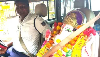 ଗଣେଶଙ୍କୁ ସିଟ୍‌ ବେଲ୍ଟ ପିନ୍ଧାଇଲେ ଟ୍ରାଫିକ୍ ପୁଲିସ