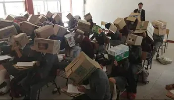 କପି ରୋକିବାର ନୂଆ ଫର୍ମୂଲ! ପିଲାଙ୍କ ମୁଣ୍ଡରେ ପେଟି ପୁରାଇଲେ ଶିକ୍ଷକ