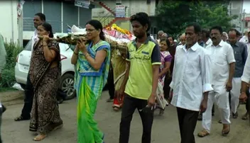 ଶାଶୂଙ୍କୁ କାନ୍ଧରେ ଶ୍ମଶାନ ନେଲେ ୪ ବୋହୂ