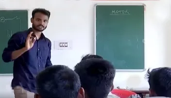 ଅନନ୍ୟ ଅନୀଲ; ଚାକିରି ନ କରି ଗାଁ ପିଲାଙ୍କୁ ଦେଉଛନ୍ତି ଗୁଣାତ୍ମକ ଶିକ୍ଷା