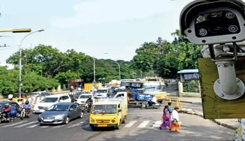 ଟ୍ରାଫିକ୍ କ୍ୟାମେରା ଖୋଲିଲା ସ୍ୱାମୀଙ୍କ ଅସଲ ଚରିତ୍ର! ଛାଡ଼ପତ୍ର ଧମକ ଦେଲେ ସ୍ତ୍ରୀ