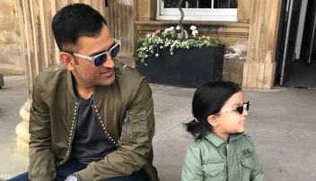 ଧୋନିଙ୍କ କାନ୍ଧ ମାଲିସ କଲେ ଝିଅ ଜିଭା, ଦେଖନ୍ତୁ ଭିଡିଓ