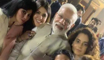 ପ୍ରଧାନମନ୍ତ୍ରୀଙ୍କ କାନ୍ଧରେ ହାତ ପକାଇଦେଲେ ଏକତା କପୁର !