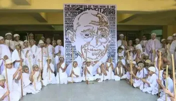 ୧୫୦ଟି ଶବ୍ଦକୁ ନେଇ ପିଲାମାନେ ଆଙ୍କିଲେ ଗାନ୍ଧିଙ୍କ ଛବି