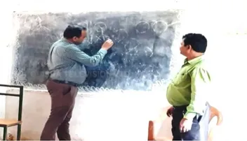 କ୍ଲାସ୍‌ରୁମ୍‌ରେ ଗଣିତ ପାଠ ପଢ଼ାଇଲେ ଜିଲ୍ଲାପାଳ