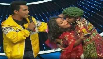 ଷ୍ଟେଜ୍‌ ଉପରେ ସୁନ୍ଦରୀ ନେହାଙ୍କୁ ଟାଣିଆଣି କିସ୍‌ କରିଦେଲେ