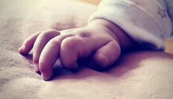 ମୃତ ଝିଅକୁ ପୋତିବାକୁ ଖୋଳୁଥିଲେ ଗାତ, ମିଳିଲା ଜୀବନ୍ତ ଶିଶୁକନ୍ୟା