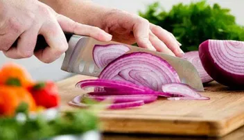 ପିଆଜ କାଟିବା ସମୟରେ ଆଖିରୁ ଲୁହ ବାହାରୁଛି କି ? ଆପଣାନ୍ତୁ ଏହିସବୁ ଉପାୟ