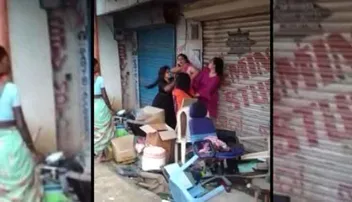 ବିଚ୍‌ ବଜାରରେ ମହିଳାଙ୍କ ଚୁଟି ଟଣାଟଣି ଓ ମାରପିଟ, ଭିଡିଓ ଭାଇରାଲ୍‌