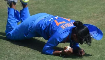 ଆଖି ଖସିଗଲା ଭଳି କ୍ୟାଚ୍‌ ଧରିଲେ ହରମନପ୍ରୀତ, ଦେଖନ୍ତୁ ଭିଡିଓ