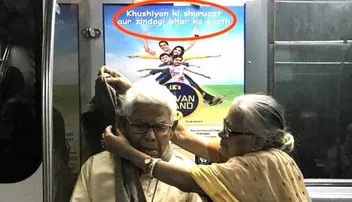 ମେଟ୍ରୋରେ ବୃଦ୍ଧ ଦମ୍ପତ୍ତି, ଫଟୋ ହେଲା ଭାଇରାଲ୍‌