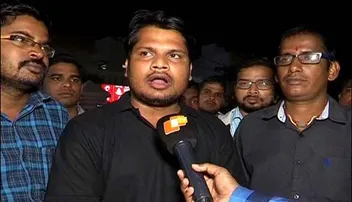 ଗୋଇଠା ମାରିଲା ପୁଲିସ, ଭିଡିଓ ଭାଇରାଲ୍