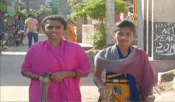 ନିଜ ଗାଁର ଚେହେରା ବଦଳାଇ ଦେଲେ ଦୁଇ କଲେଜ ପଢୁଆ ଝିଅ