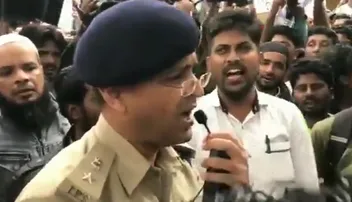 ସାଲ୍ୟୁଟ୍‌ ଡିସିପି:ଲାଠି ନୁହେଁ ଜାତୀୟ ସଙ୍ଗୀତ ଗାଇ ଲିଭାଇଦେଲେ ସିଏଏ ନିଆଁ