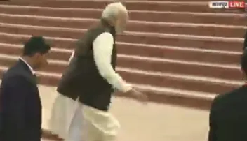 ଗଙ୍ଗାକୂଳରେ ଝୁଣ୍ଟିପଡ଼ିଲେ ମୋଦି