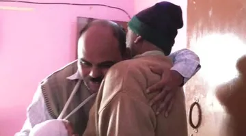 ନମାଜ୍‌ ପଢ଼ୁଥିଲେ, ପୁଲିସ୍‌ ଅଧିକାରୀଙ୍କୁ ବଞ୍ଚାଇବାକୁ ଦୌଡ଼ିଆସିଲେ