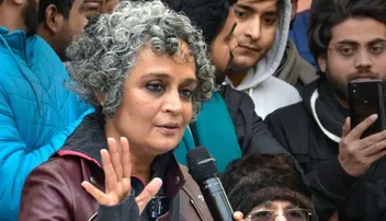 ସମୟ ଆସିବ ସରକାର ‘ଡିଟେନ୍‌ସନ୍‌ ସେଣ୍ଟର’ରେ ଥିବ, ଆମେ ଆଜାଦ୍‌ ଥିବୁ: ଅରୁନ୍ଧତୀ ରାୟ