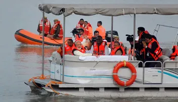 ଡଙ୍ଗାରେ ବୁଲିଲେ, ‘ନମାମି ଗଙ୍ଗେ’ ସମୀକ୍ଷା କଲେ ମୋଦି