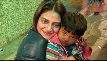 ବେଲୁନ୍‌ ବିକାଳି ପିଲା ସହ ସେଲ୍ଫି ନେଇ ଚର୍ଚ୍ଚାରେ ନୁସରତ୍‌