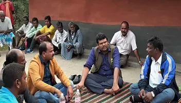 ହାକିମ ଆସିବେ ବୋଲି ଲୋକେ ଚେୟାର ବ୍ୟବସ୍ଥା କରିଥିଲେ, ହେଲେ ସେ ତଳେ ବସିଲେ