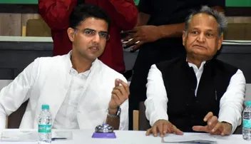 କୋଟା ଶିଶୁ ମୃତ୍ୟୁ ପାଇଁ ଅଡ଼ୁଆରେ ଗେହଲଟ୍‌, ବର୍ଷିଲେ ପାଇଲଟ୍‌