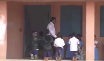 ପିଲାଙ୍କୁ ଗୋରୁଗାଈ ଭଳି ଛେଚିଲେ, ଛାତ୍ରୀଙ୍କ ଚୁଟି ଧରି ଝିଙ୍କିଲେ: ସସପେଣ୍ଡ ହେଲେ