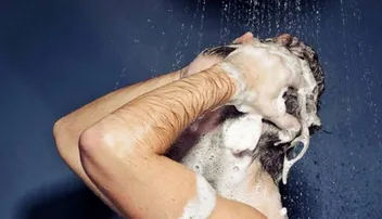 ୧୦ଘଣ୍ଟା ଧରି ଗାଧୋଉଛନ୍ତି ଯୁବକ, ଜାଣନ୍ତୁ କାରଣ