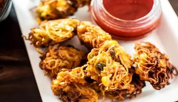 ଚାହା ସହ ପରଷନ୍ତୁ ଗରମା ଗରମ୍ ନୁଡୁଲ୍ସ ପକୋଡ଼ା