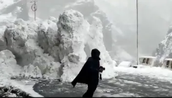 ହିମାଚଳ ପ୍ରଦେଶ ରାସ୍ତାରେ ଚାଲିଲା ବରଫ ପାହାଡ଼